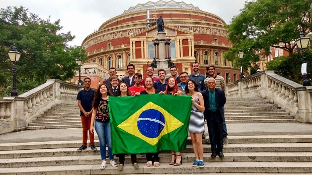 Laura Krueger, aluna da E.E. Três Poderes, compartilhou conhecimento com discentes, docentes e profissionais de mais de 75 países. Foto: Arquivo pessoal